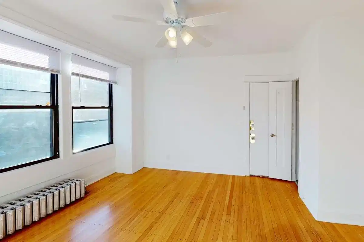 5457-5459 S. Blackstone Avenue, Chicago - Chicago, Illinois, United States - Room