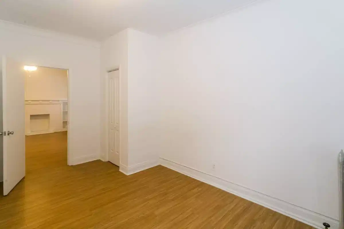 5411-5421 S. Ellis Avenue, Chicago - Chicago, Illinois, United States - Room