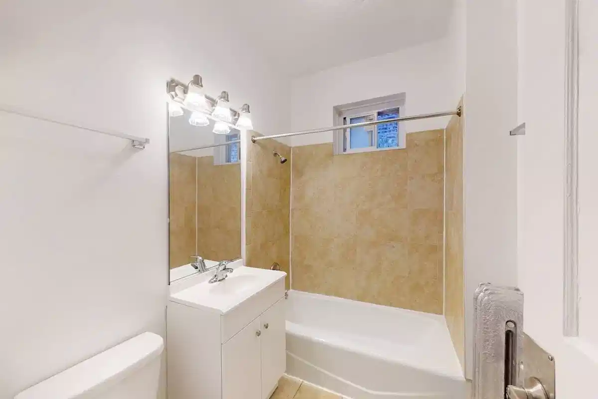 5339-5345 S. Woodlawn Avenue, Chicago - Chicago, Illinois, United States - Bathroom