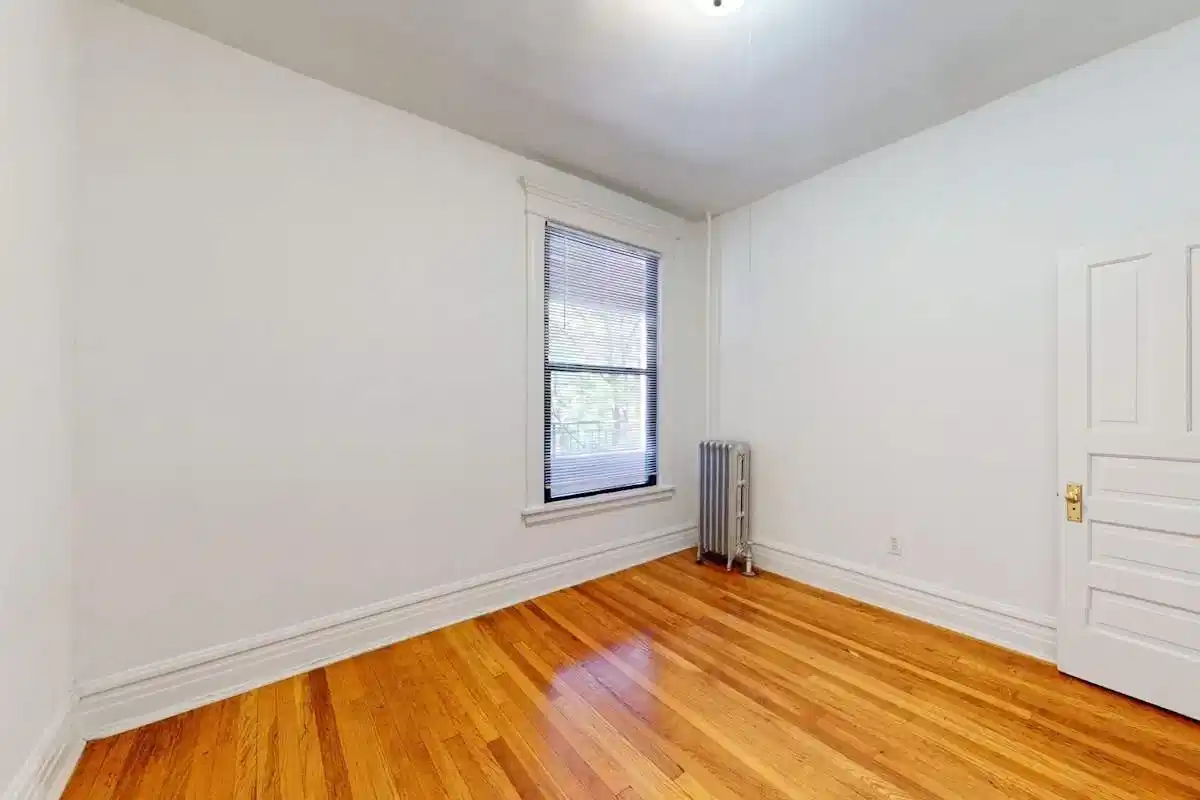 5405-5407 S. Woodlawn Avenue, Chicago - Chicago, Illinois, United States - Room