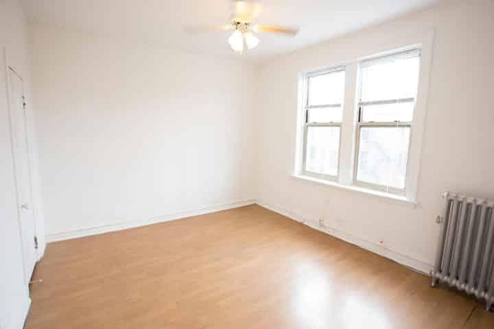Room?w=400&h=260&fit=crop&q=40&auto=format&trim=auto