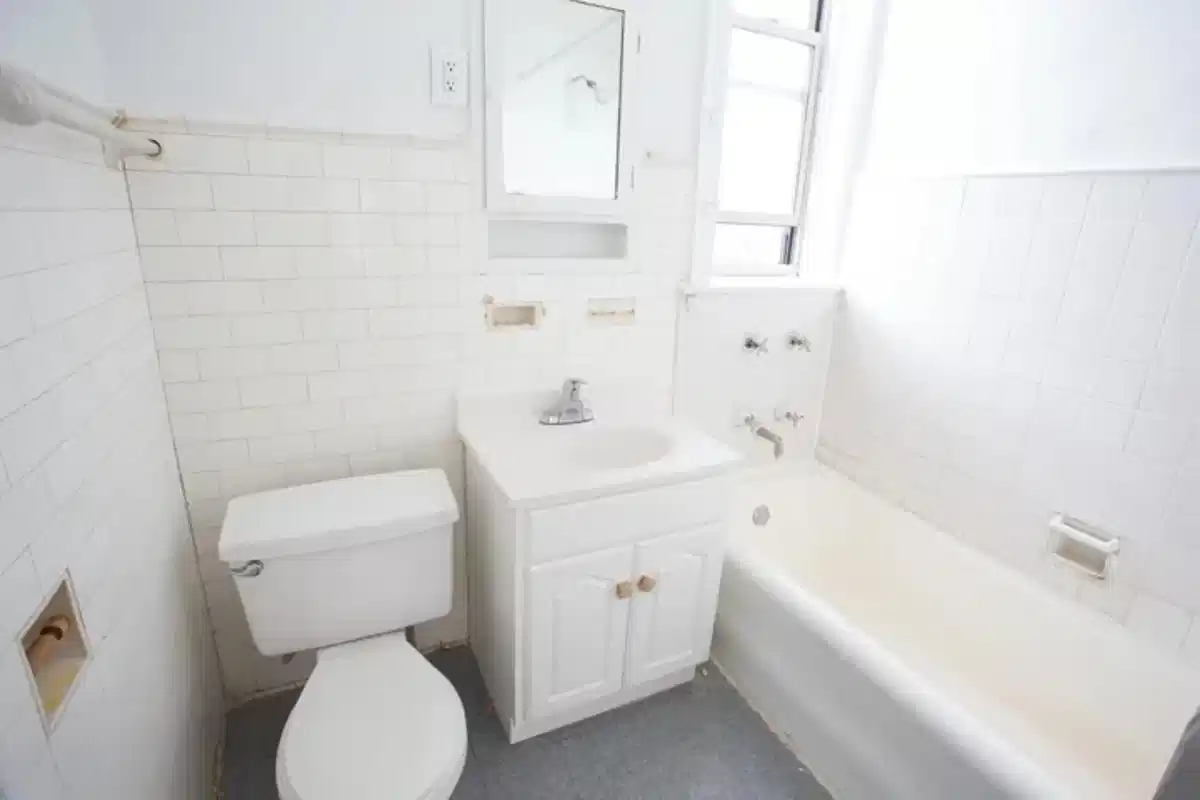 Bathroom?w=400&h=260&fit=crop&q=40&auto=format&trim=auto