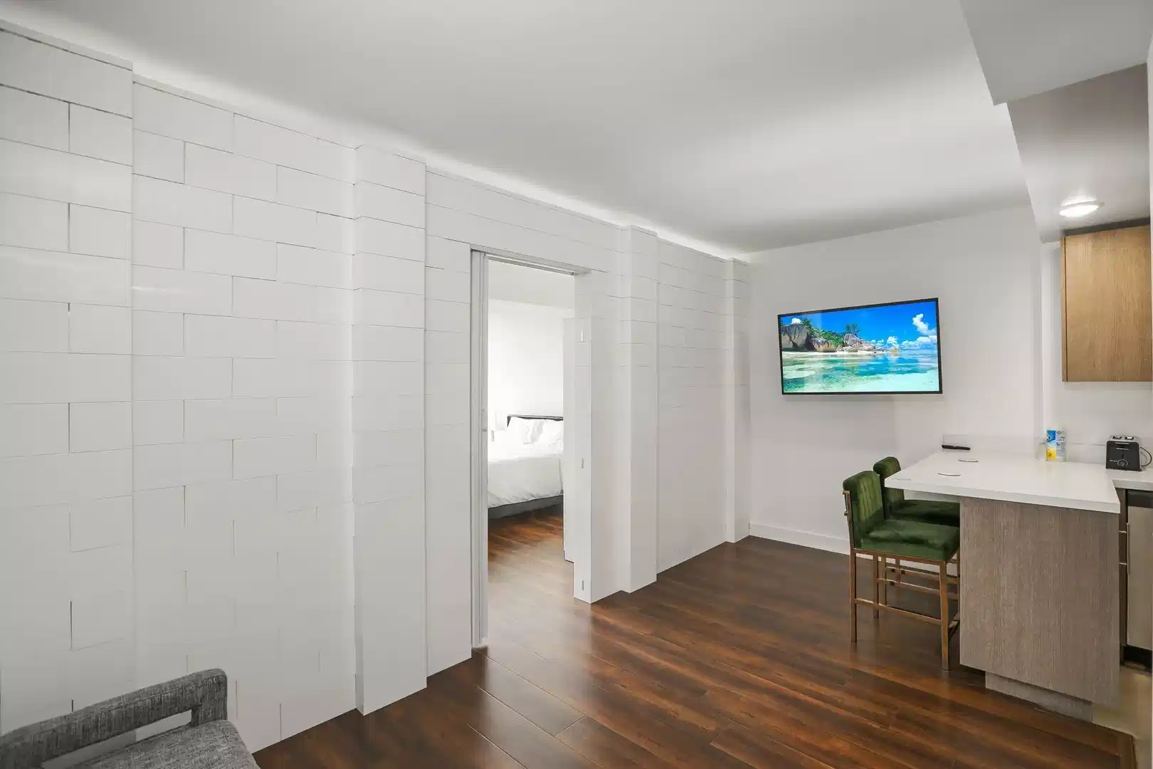 Bedroom?w=400&h=260&fit=crop&q=40&auto=format&trim=auto