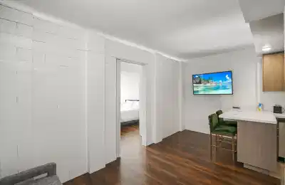 Bedroom?w=400&h=260&fit=crop&q=40&auto=format&trim=auto