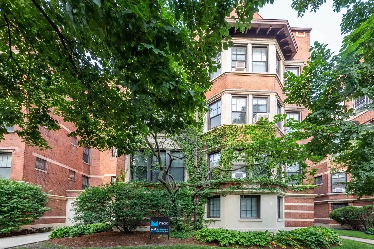 5325 S. Hyde Park Boulevard, Chicago - Chicago, Illinois, United States - Exterior