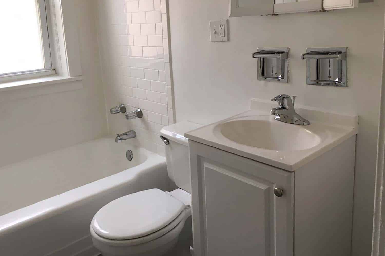 918 E. Hyde Park Boulevard, Chicago - Chicago, Illinois, United States - Bathroom