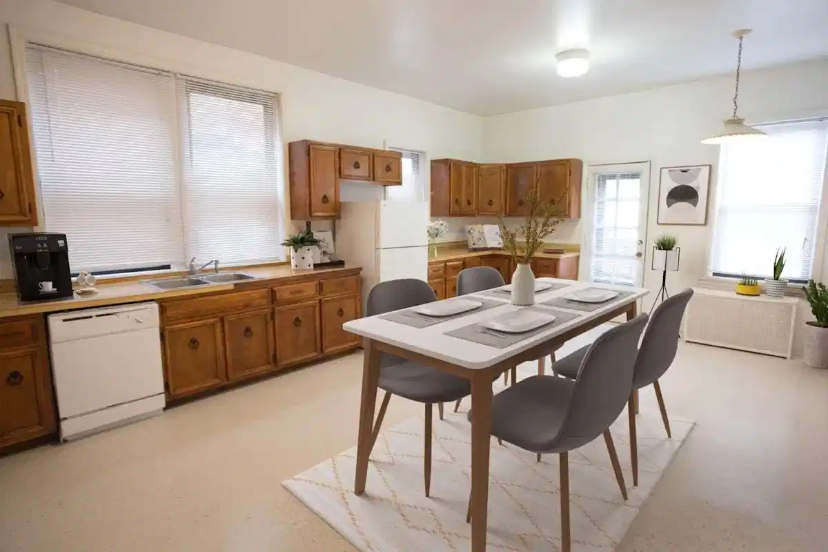 5468-70 S. Hyde Park Boulevard, Chicago - Chicago, Illinois, United States - Kitchen