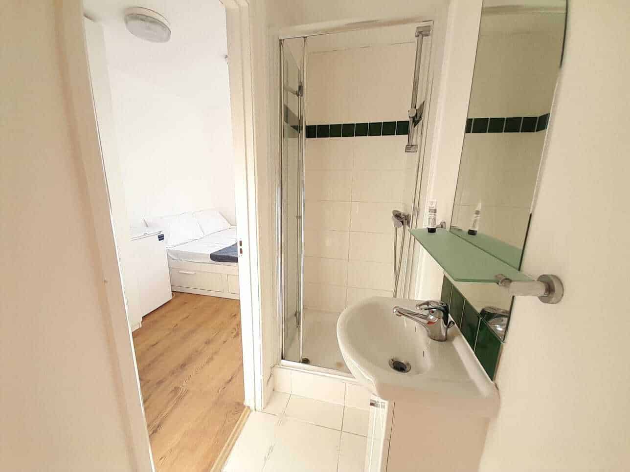 Amenities?w=400&h=260&fit=crop&q=40&auto=format&trim=auto