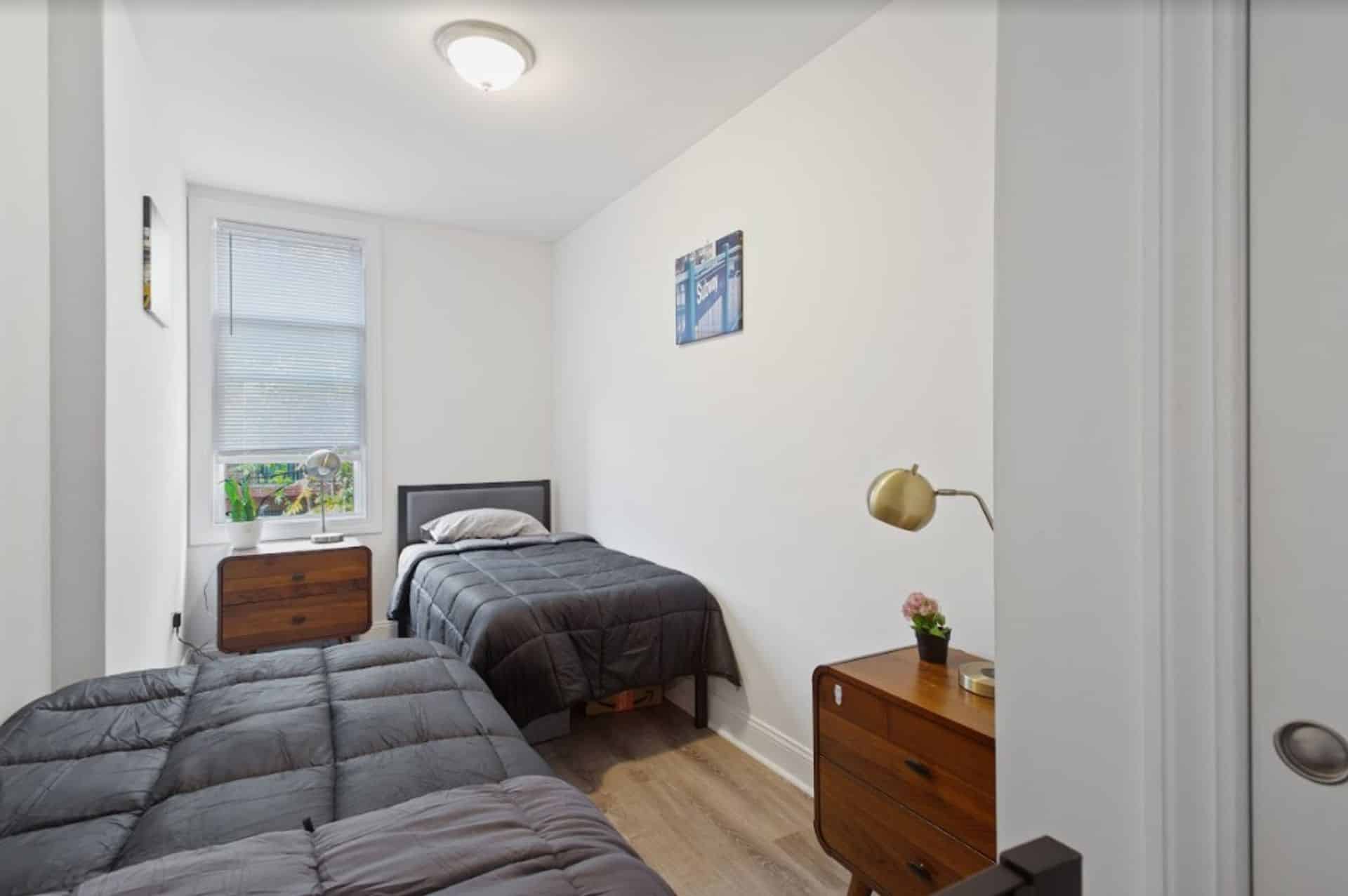 Bedroom?w=400&h=260&fit=crop&q=40&auto=format&trim=auto