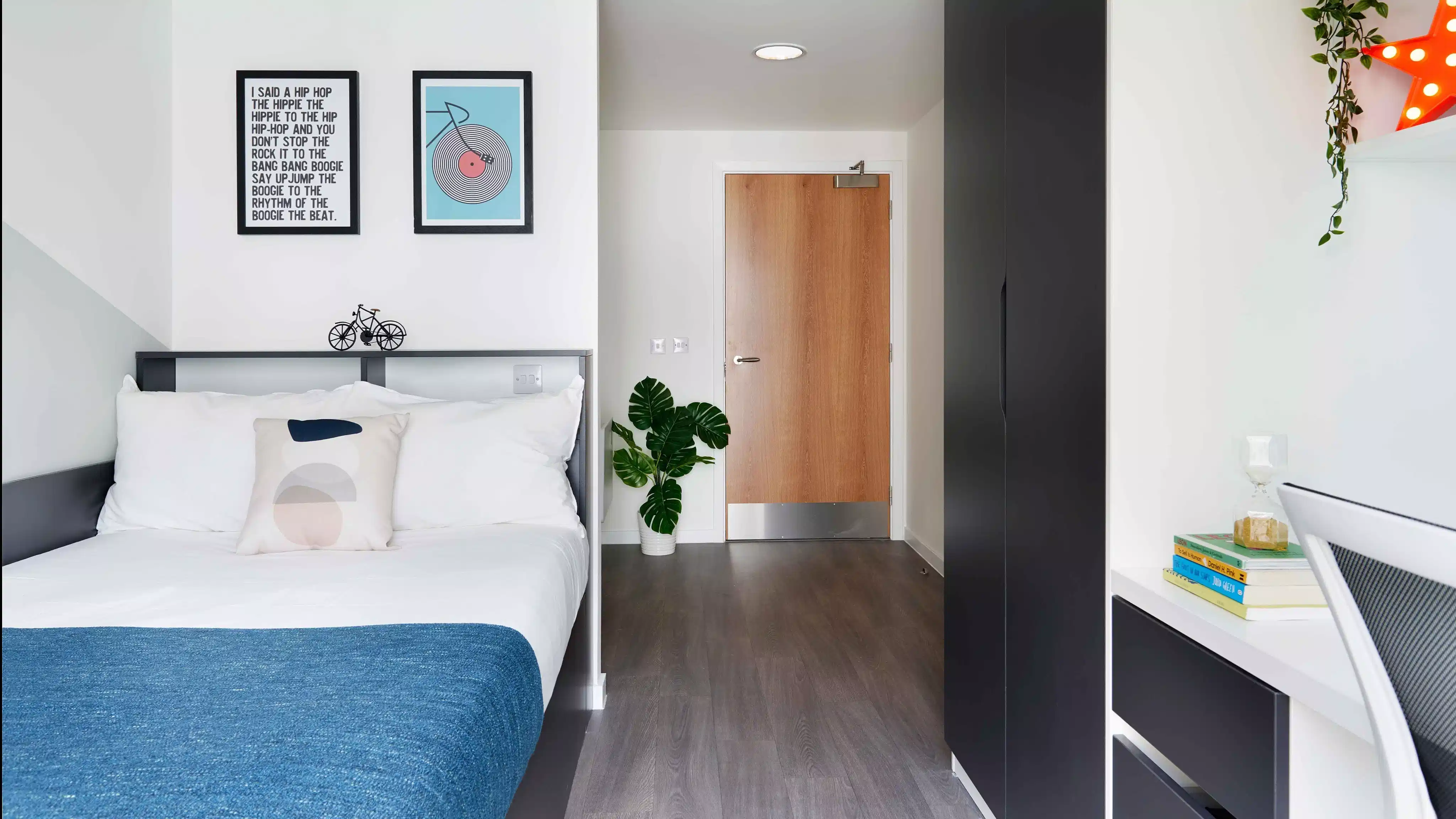 Bedroom?w=400&h=260&fit=crop&q=40&auto=format&trim=auto