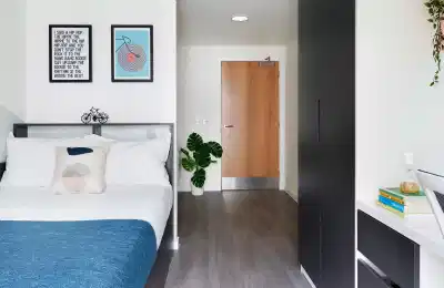 Bedroom?w=400&h=260&fit=crop&q=40&auto=format&trim=auto