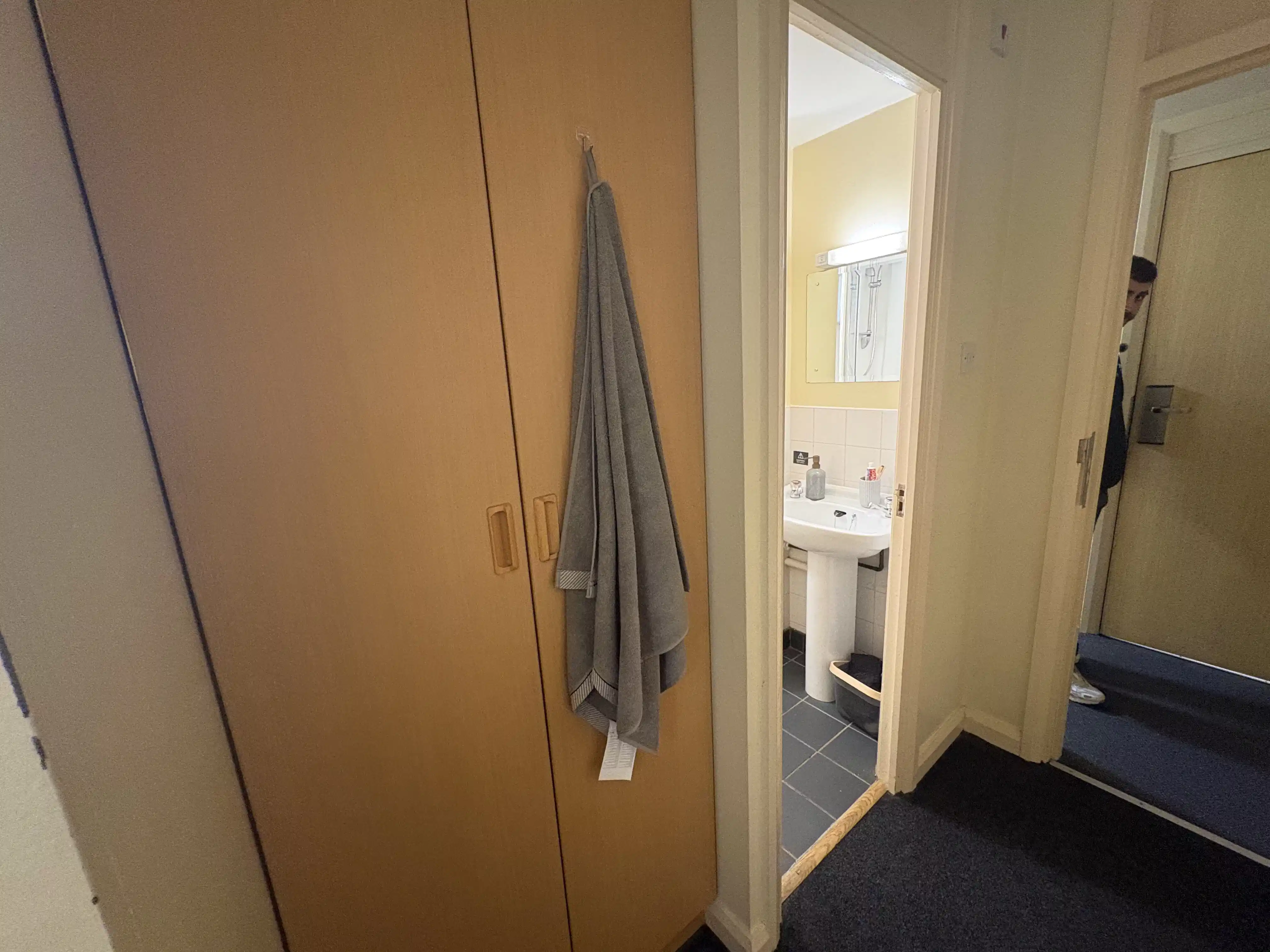 Common Area?w=400&h=260&fit=crop&q=40&auto=format&trim=auto