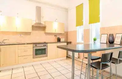 Kitchen?w=400&h=260&fit=crop&q=40&auto=format&trim=auto