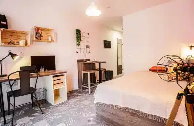 Amenities?w=400&h=260&fit=crop&q=40&auto=format&trim=auto
