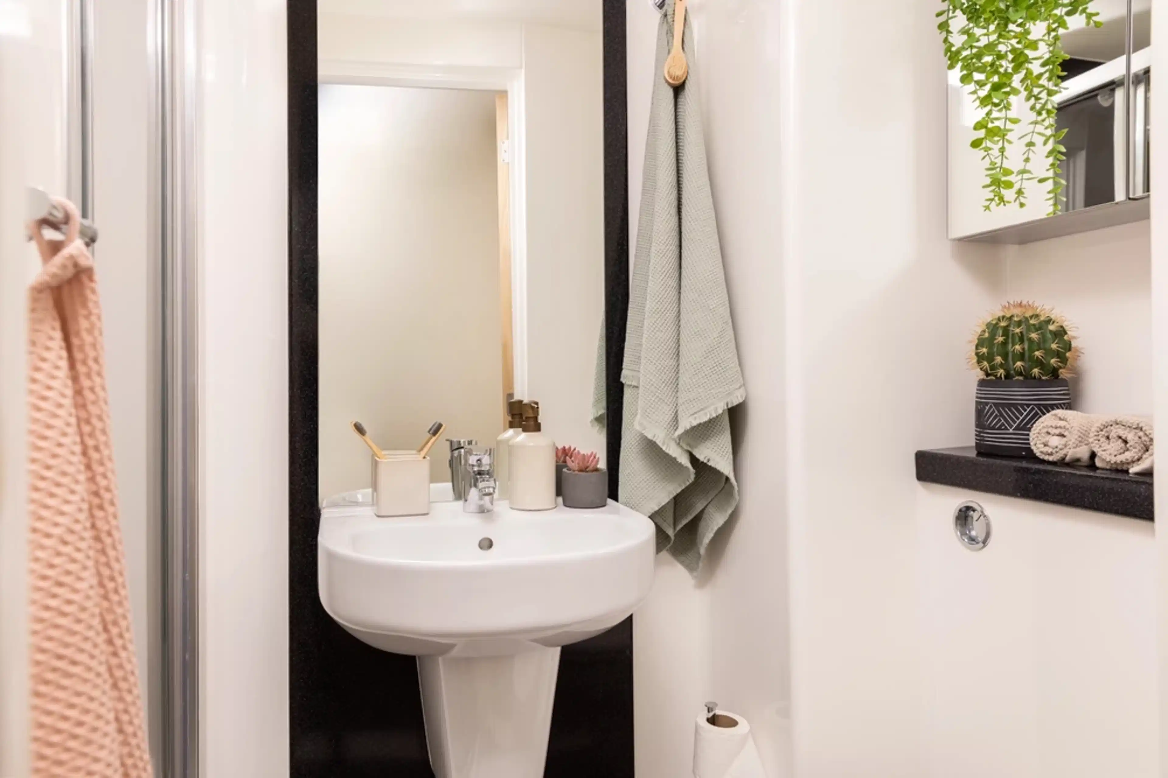 Amenities?w=400&h=260&fit=crop&q=40&auto=format&trim=auto