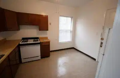 Kitchen?w=400&h=260&fit=crop&q=40&auto=format&trim=auto