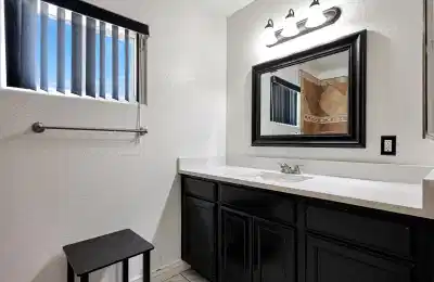 PDP 85033, Phoenix - Phoenix, Arizona, United States - #18397: Room in 8 Bed 2 Bath - Bathroom