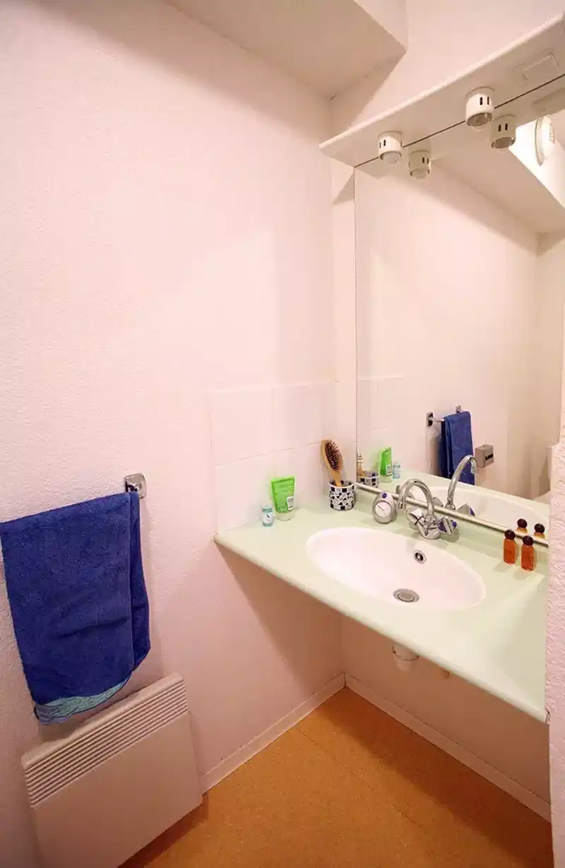 Amenities?w=400&h=260&fit=crop&q=40&auto=format&trim=auto