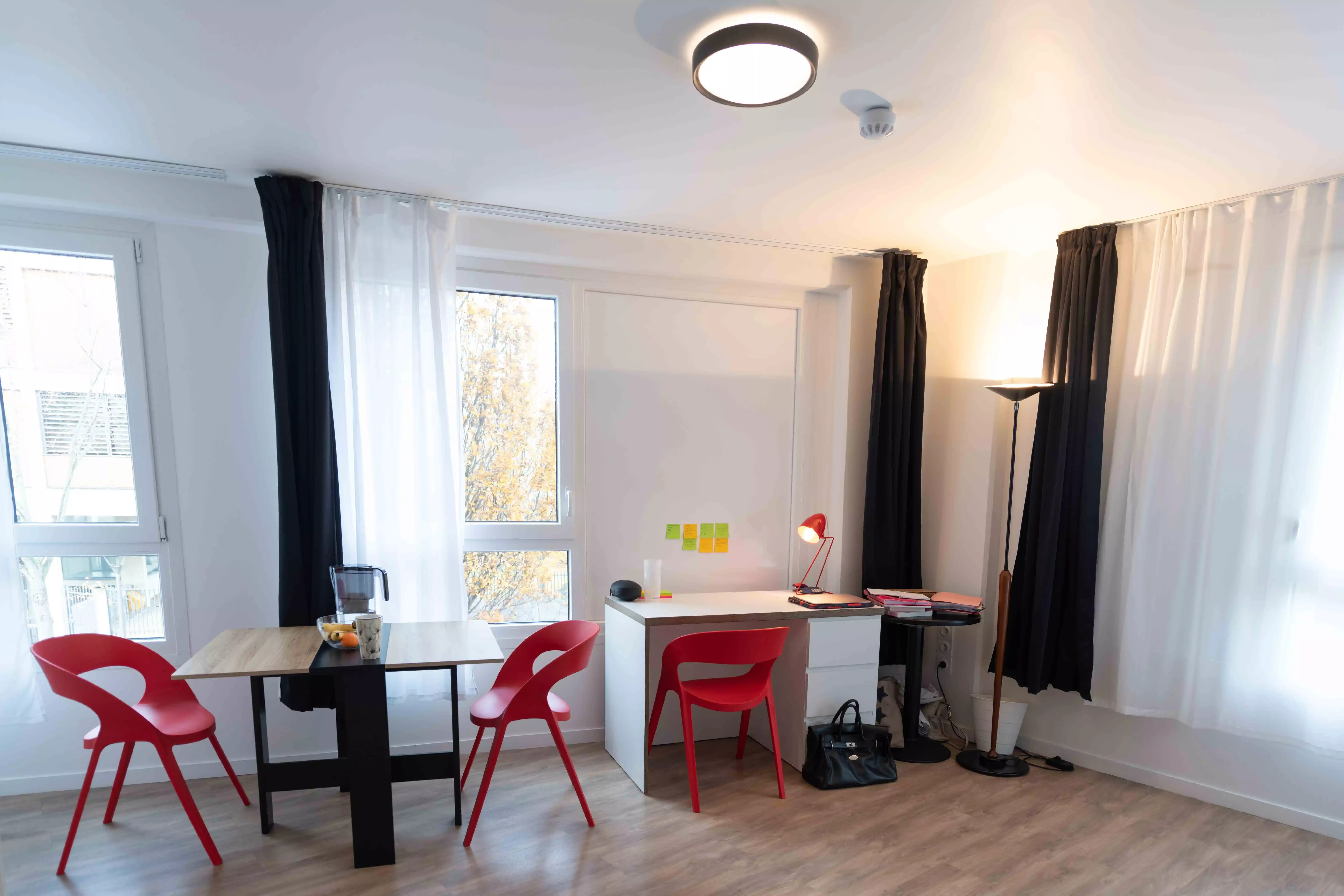 Common Area?w=400&h=260&fit=crop&q=40&auto=format&trim=auto