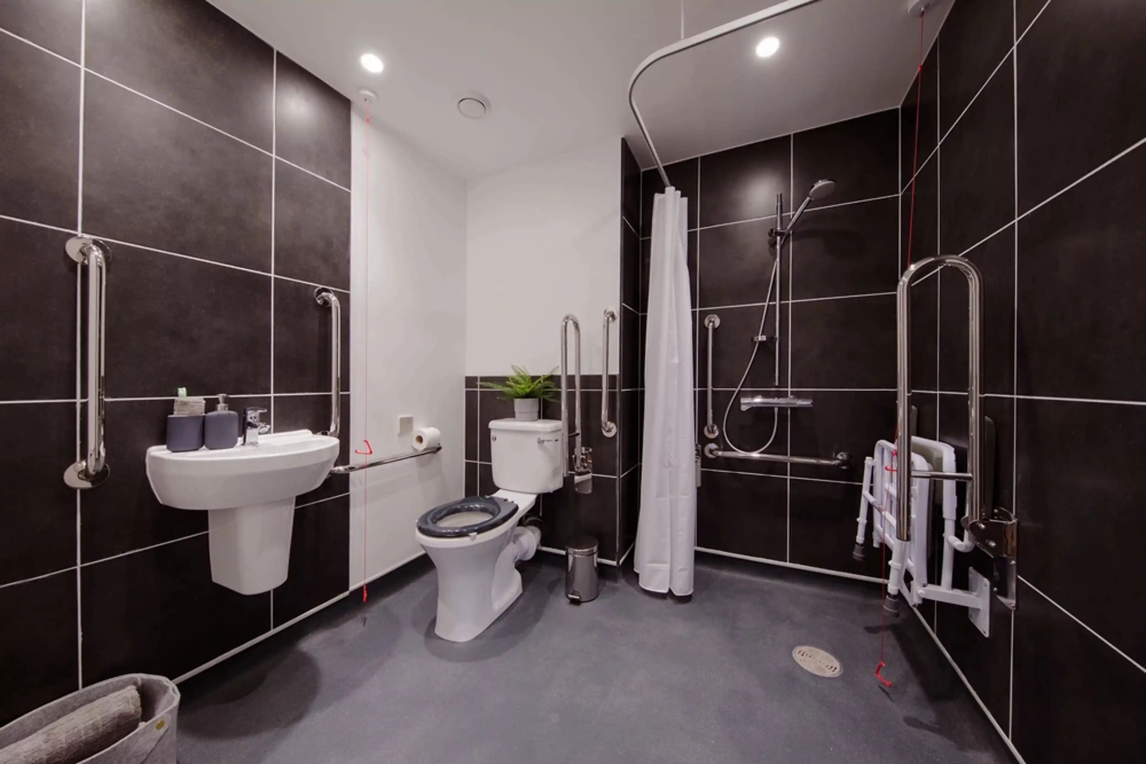 Amenities?w=400&h=260&fit=crop&q=40&auto=format&trim=auto