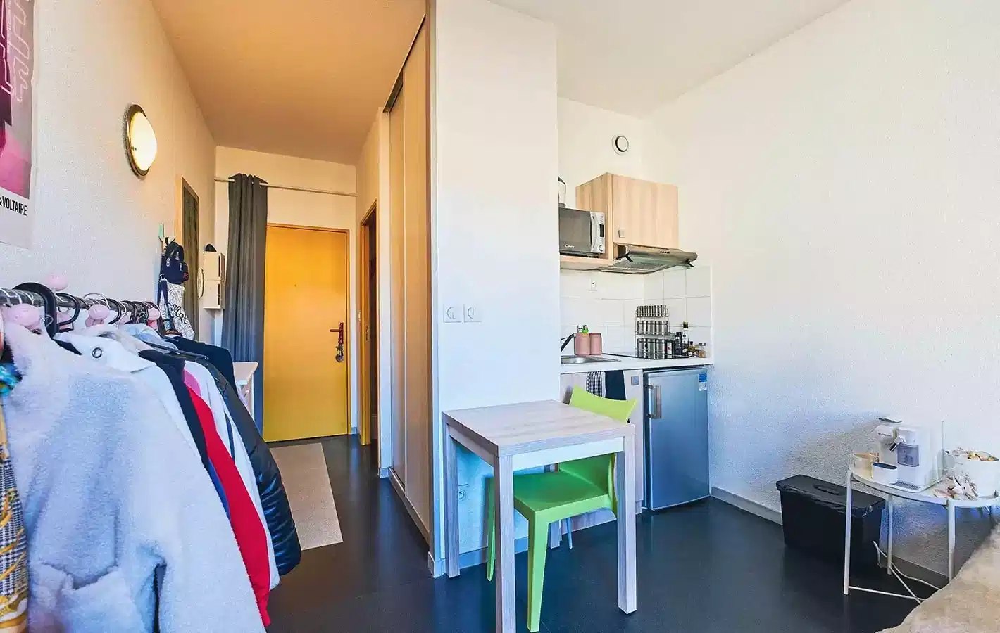 Amenities?w=400&h=260&fit=crop&q=40&auto=format&trim=auto