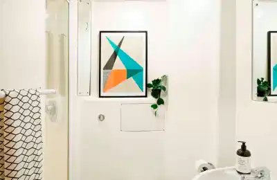 Bathroom?w=400&h=260&fit=crop&q=40&auto=format&trim=auto