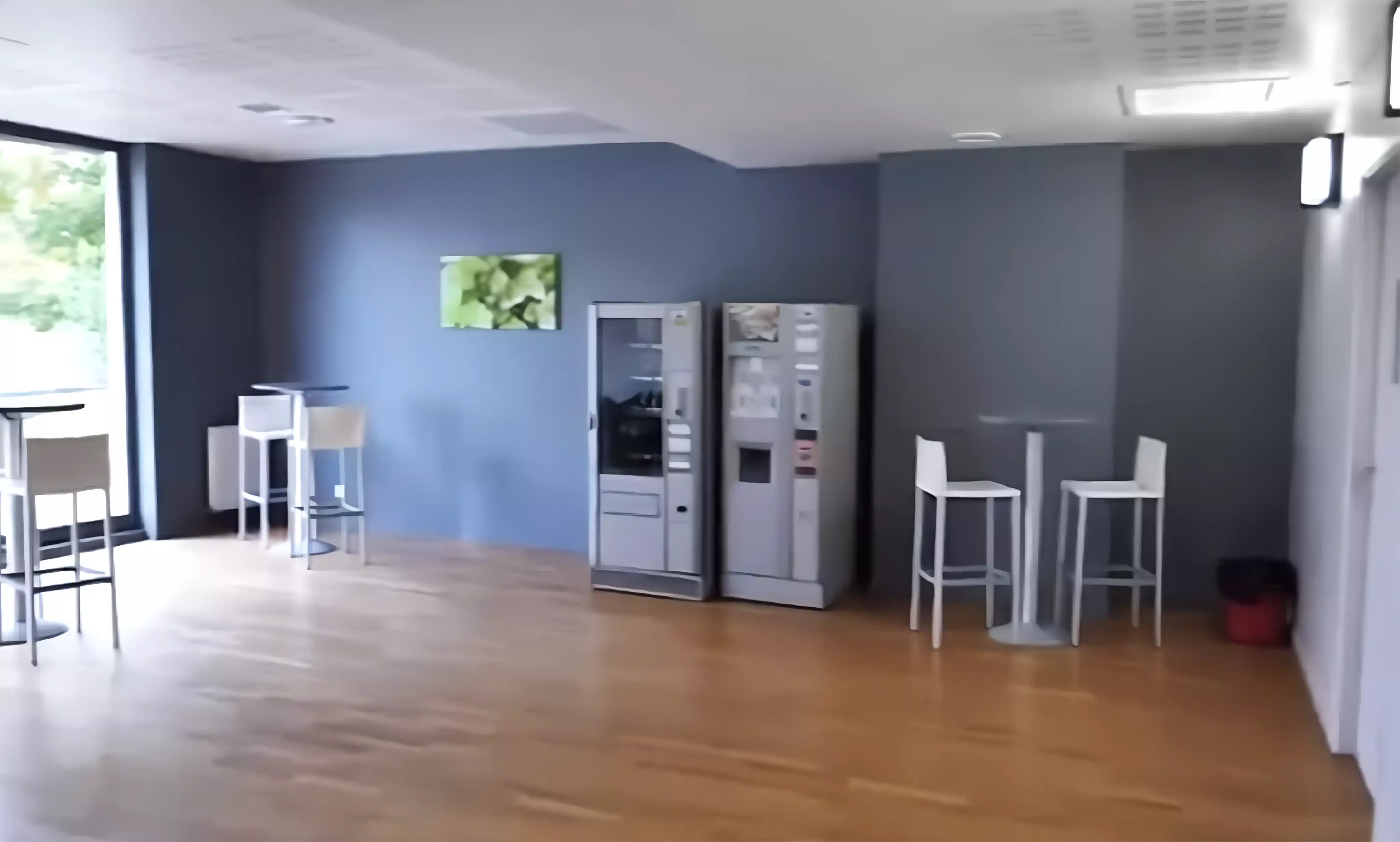 Common Area?w=400&h=260&fit=crop&q=40&auto=format&trim=auto