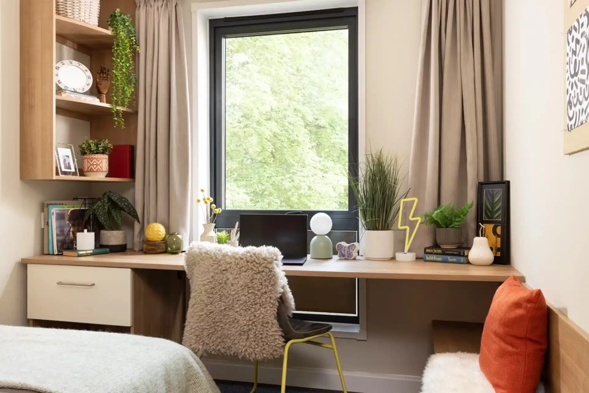 Common Area?w=400&h=260&fit=crop&q=40&auto=format&trim=auto
