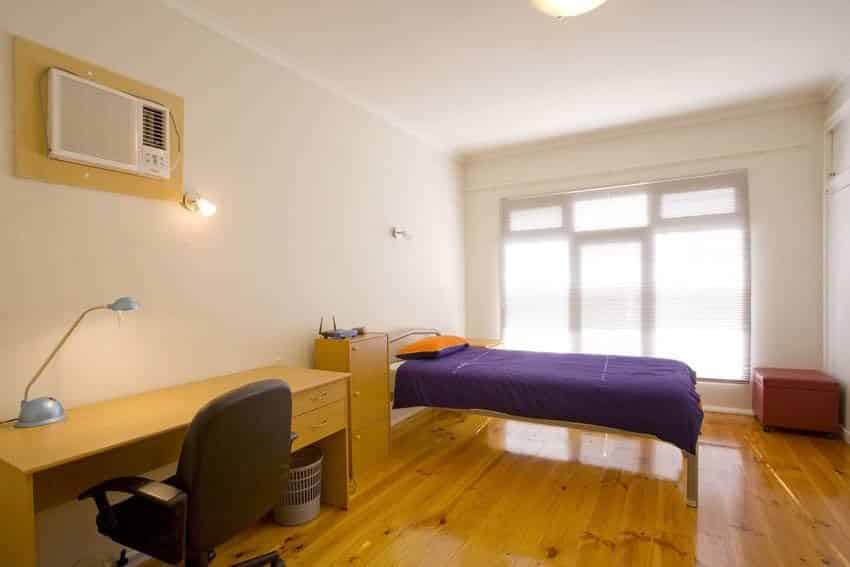 Bedroom?w=400&h=260&fit=crop&q=40&auto=format&trim=auto
