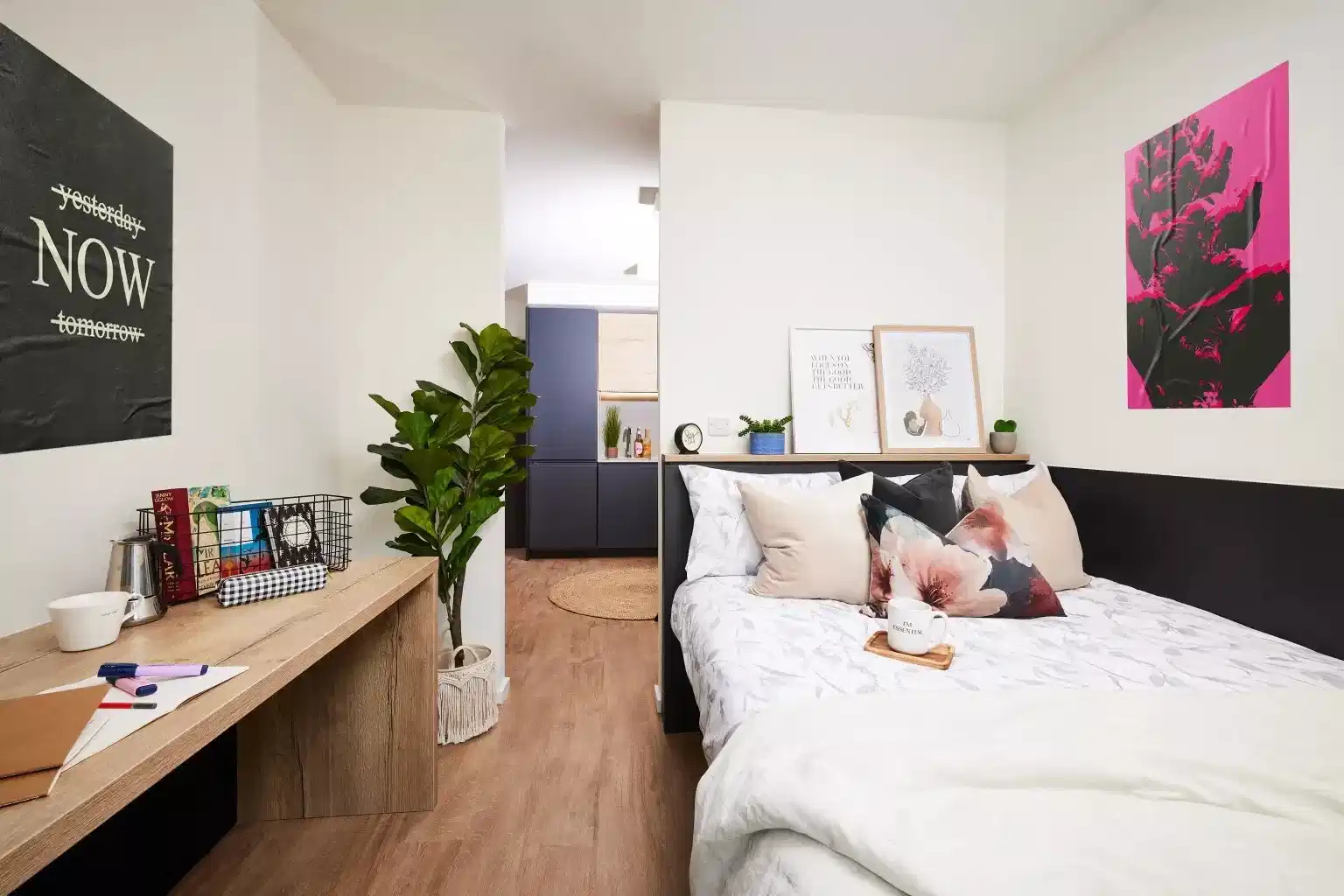Exterior?w=400&h=260&fit=crop&q=40&auto=format&trim=auto