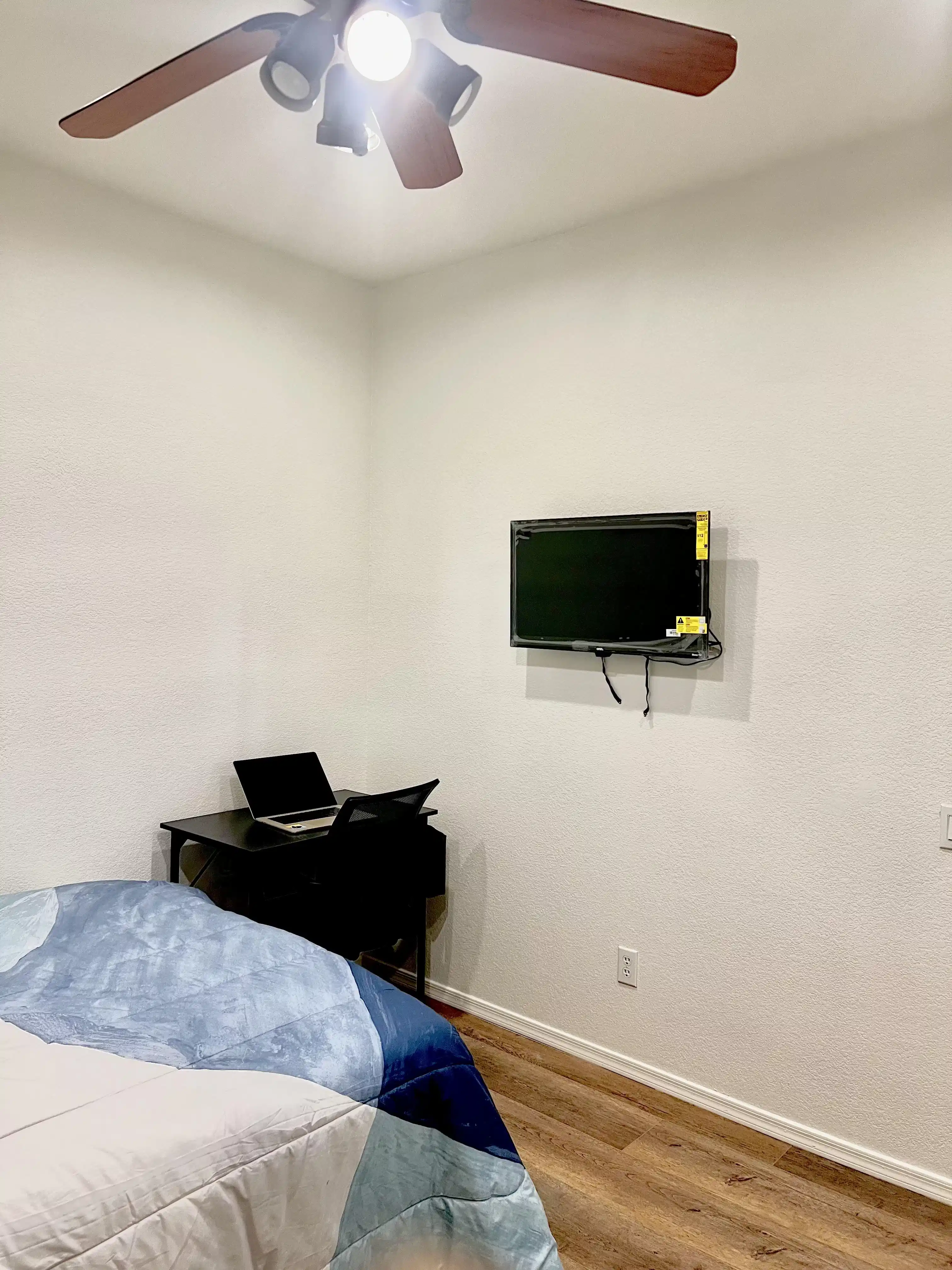 Common Area?w=400&h=260&fit=crop&q=40&auto=format&trim=auto