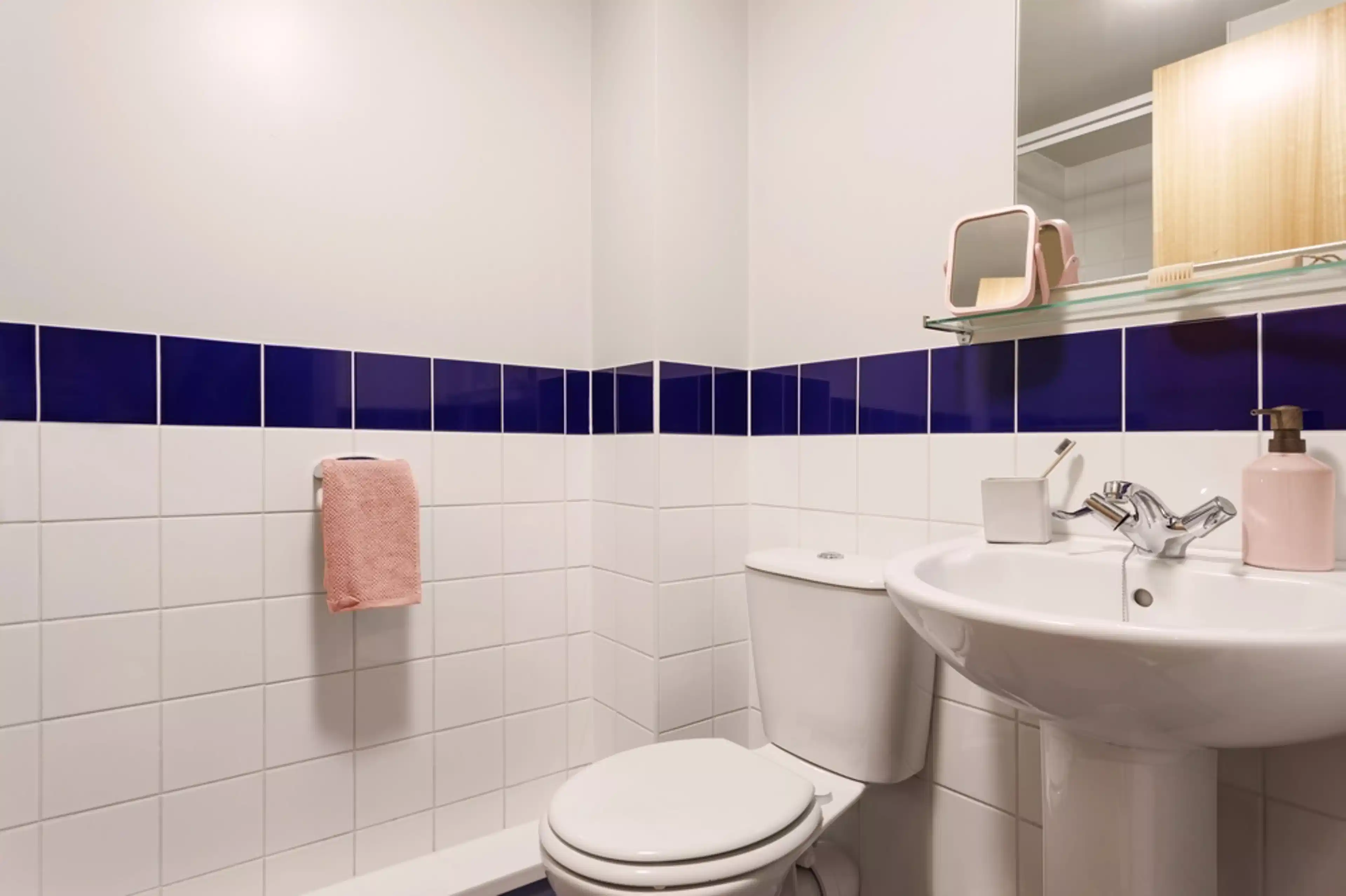 Common Area?w=400&h=260&fit=crop&q=40&auto=format&trim=auto