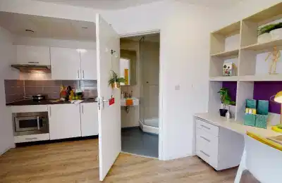 Amenities?w=400&h=260&fit=crop&q=40&auto=format&trim=auto
