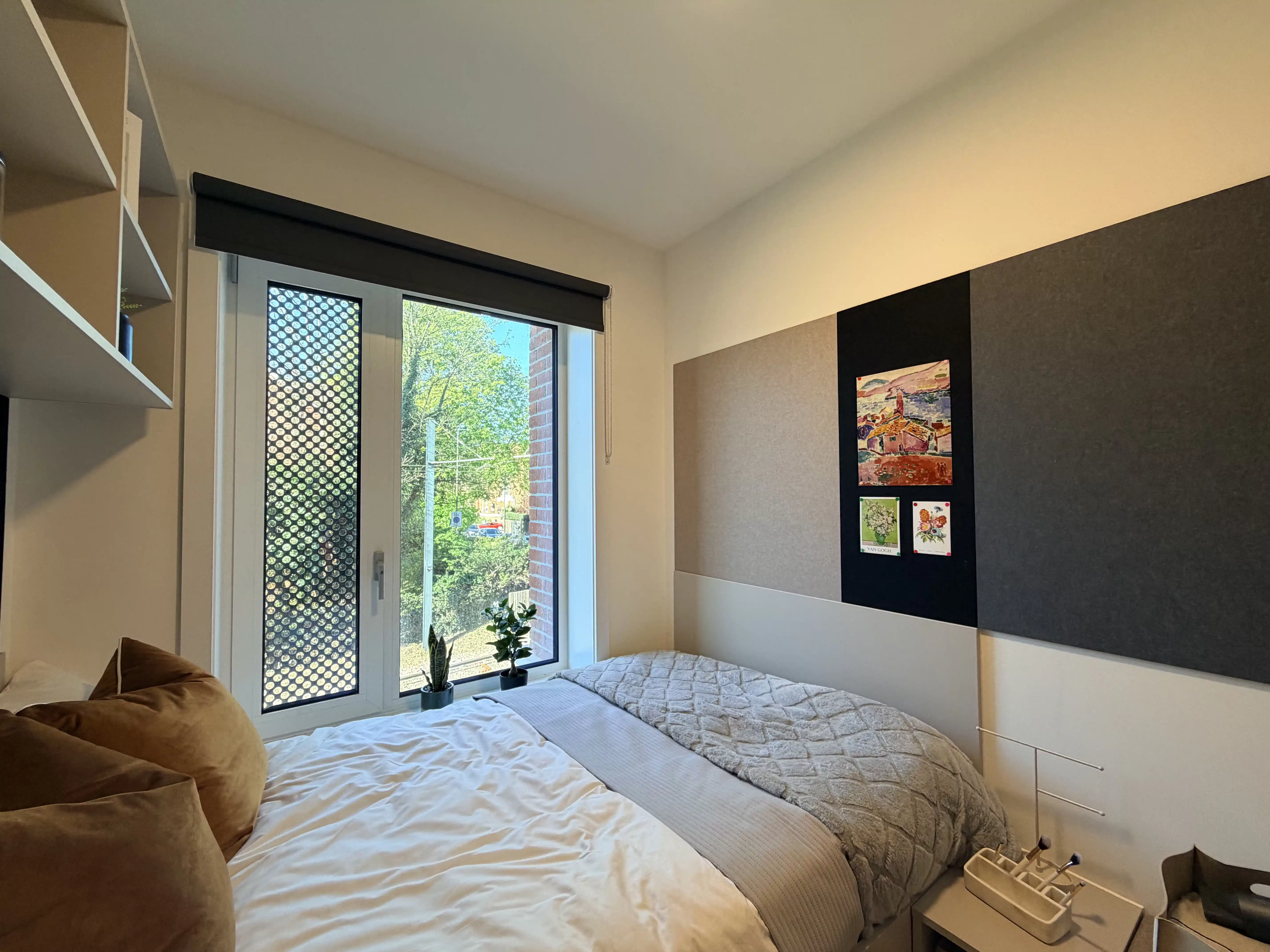 Room?w=400&h=260&fit=crop&q=40&auto=format&trim=auto