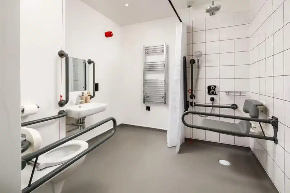Bedroom?w=400&h=260&fit=crop&q=40&auto=format&trim=auto