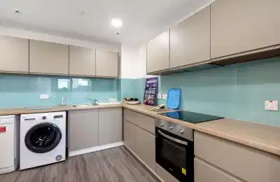 Common Area?w=400&h=260&fit=crop&q=40&auto=format&trim=auto