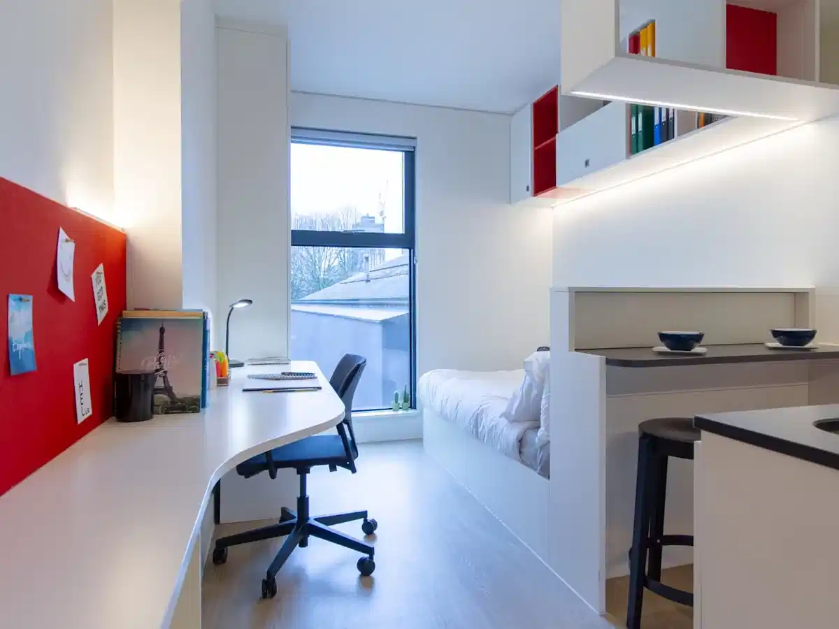 Amenities?w=400&h=260&fit=crop&q=40&auto=format&trim=auto