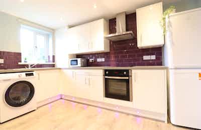 3-5 Bedroom Flats With Shared Kitchen And Bathroom - Kitchen