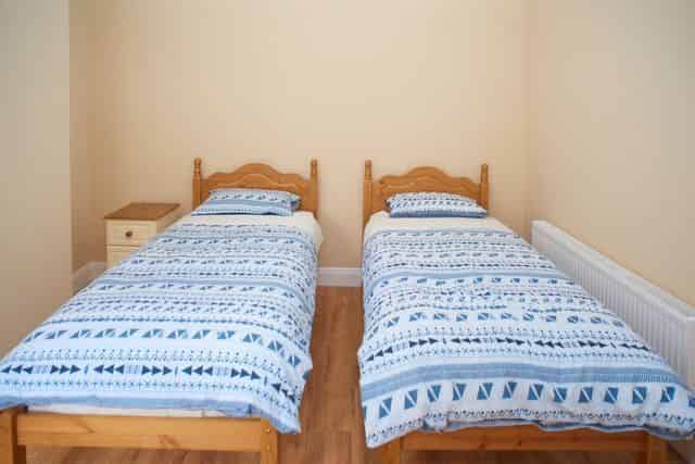 Bedroom?w=400&h=260&fit=crop&q=40&auto=format&trim=auto