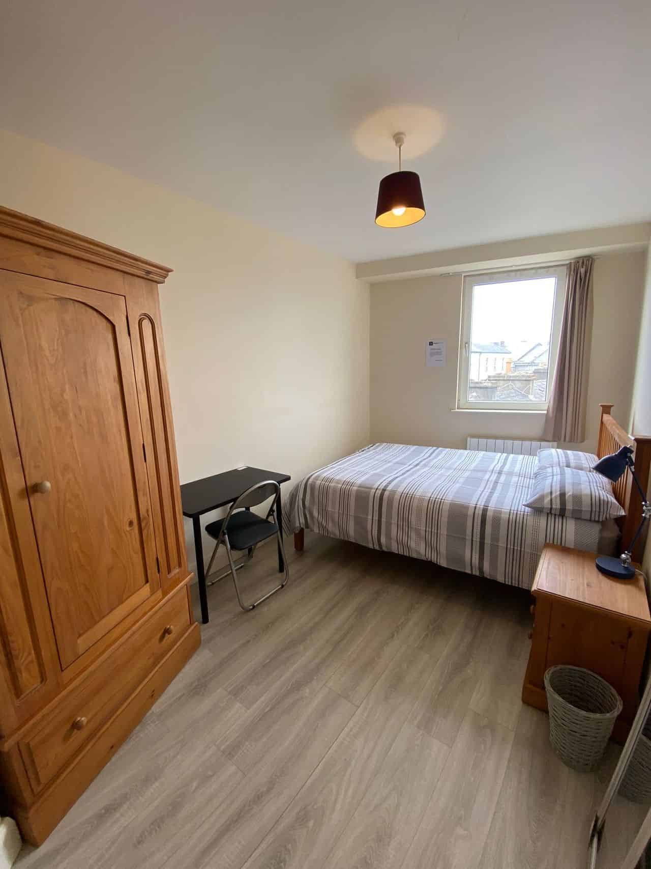 Bedroom?w=400&h=260&fit=crop&q=40&auto=format&trim=auto