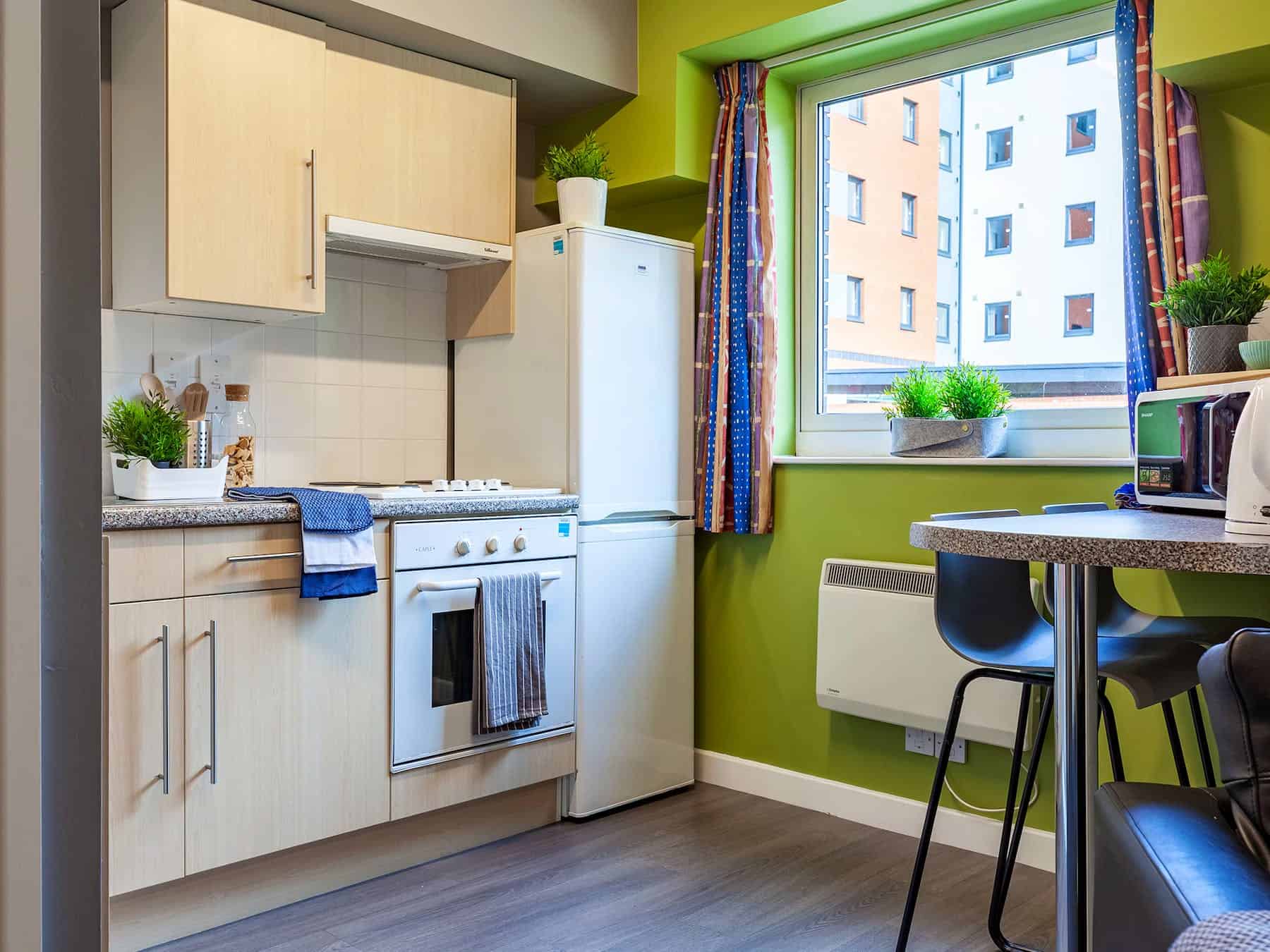 Kitchen?w=400&h=260&fit=crop&q=40&auto=format&trim=auto