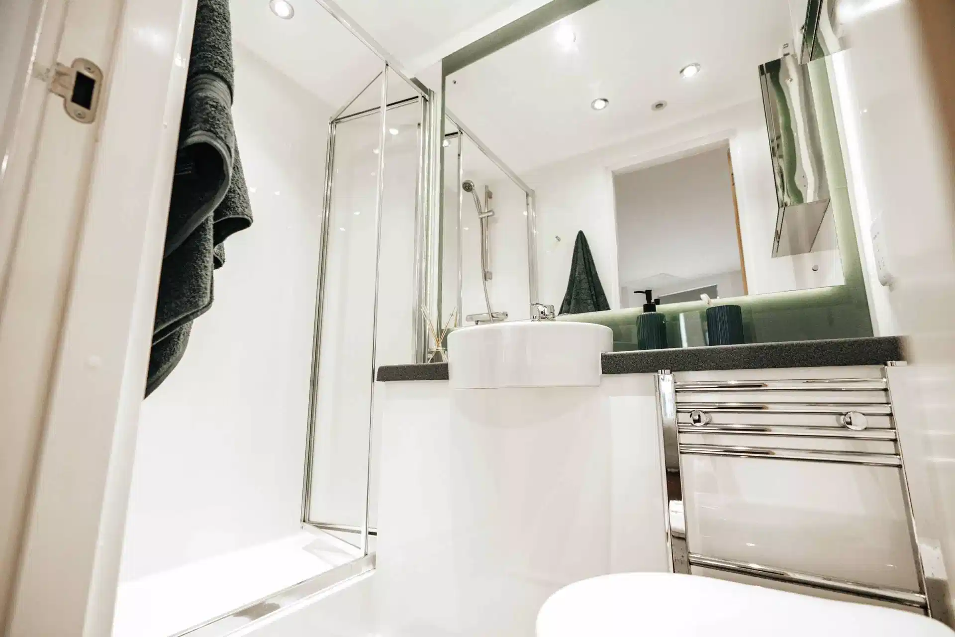 Amenities?w=400&h=260&fit=crop&q=40&auto=format&trim=auto