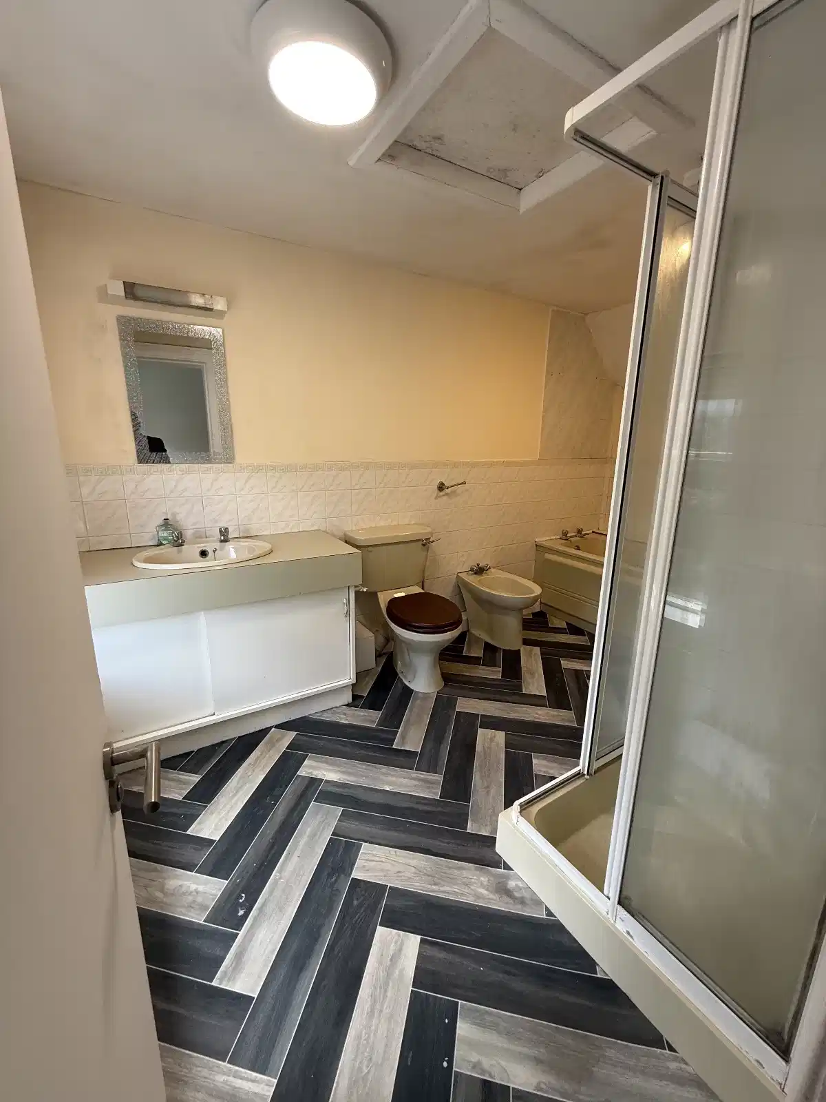 Room in a 14 Bedroom Apartment, 3 Clonskeagh Road, Rathmines, Dublin (D06 W0X9) - Dublin, Ireland - 3 Bedroom 2 Bathroom Apartment - Bathroom