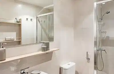 Common Area?w=400&h=260&fit=crop&q=40&auto=format&trim=auto
