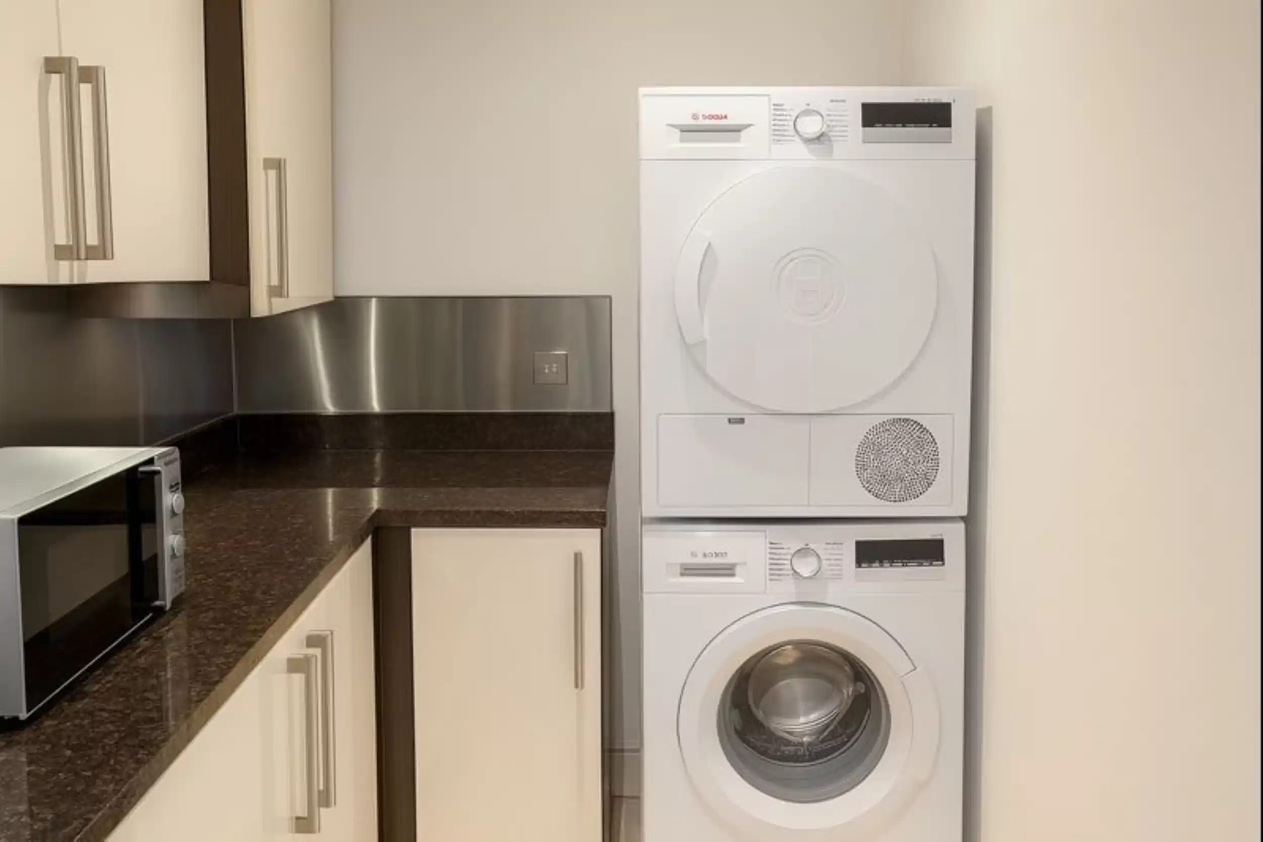 Bathroom?w=400&h=260&fit=crop&q=40&auto=format&trim=auto