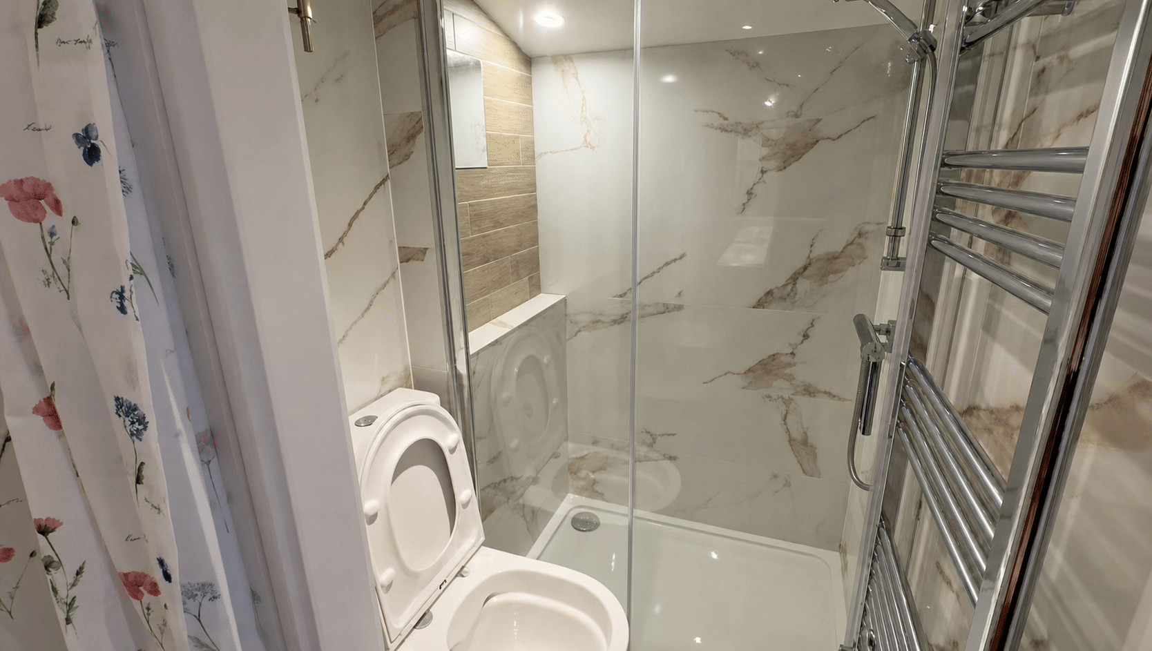 Bathroom?w=400&h=260&fit=crop&q=40&auto=format&trim=auto