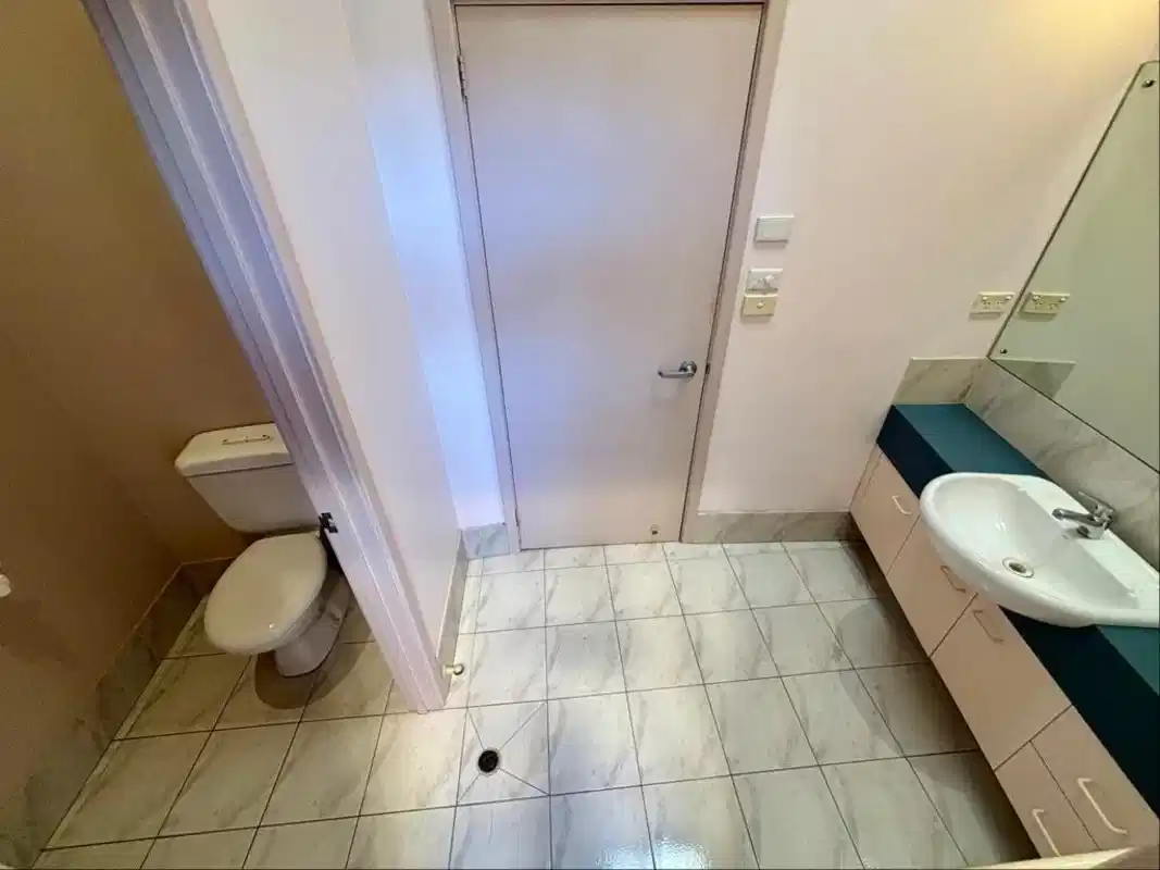 Room 1 - Bathroom?w=400&h=260&fit=crop&q=40&auto=format&trim=auto