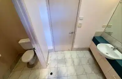 Room 1 - Bathroom?w=400&h=260&fit=crop&q=40&auto=format&trim=auto