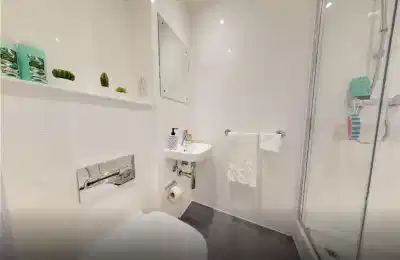 Amenities?w=400&h=260&fit=crop&q=40&auto=format&trim=auto