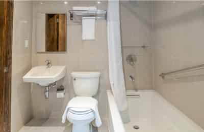 Kitchen?w=400&h=260&fit=crop&q=40&auto=format&trim=auto